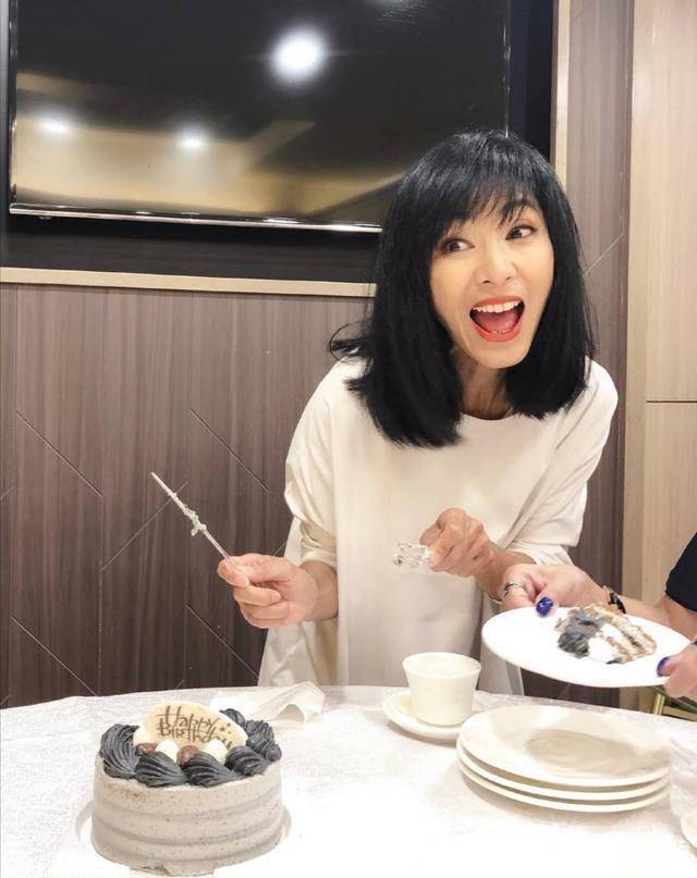 64岁米雪与小10岁妹妹同框,穿白色连衣裙亮相,看起来比妹妹年轻