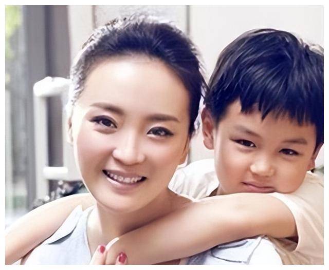 50岁王艳新剧开机,疲态老态尽显,和温峥嵘像差辈,豪门也不好过