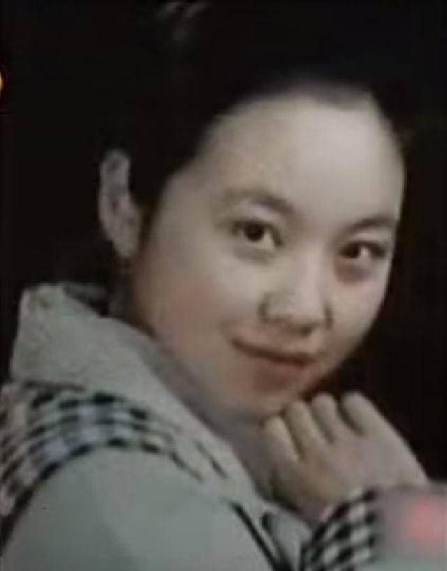 小时候的闫妮外表算不上出众,还有一点点"黄土地"的气息,每天嘻嘻哈哈