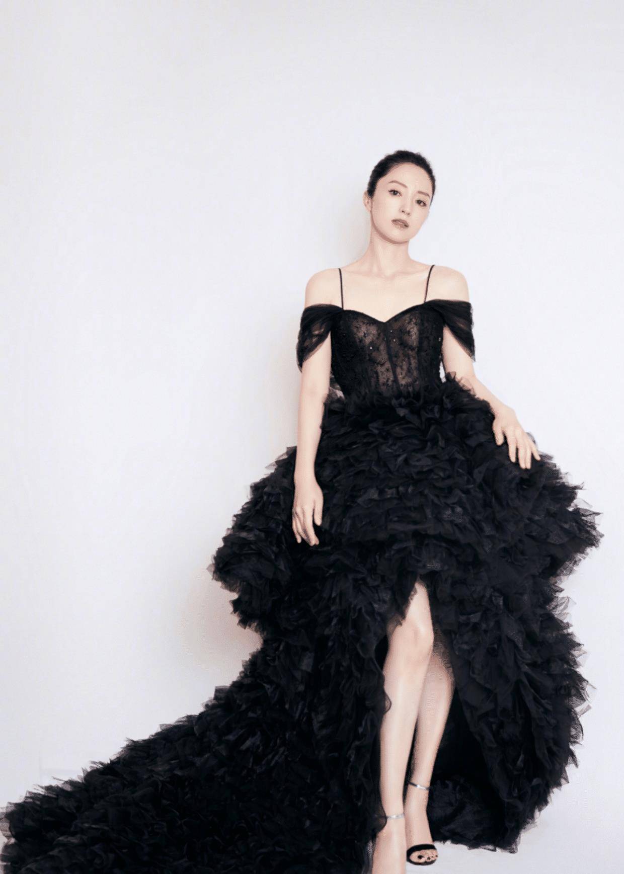 董璇网剧开机亮相,剪掉10年长发配西装气场十足,比谷嘉诚还帅