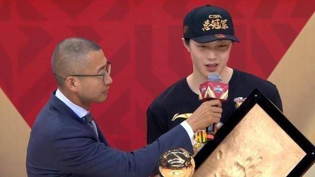 胡明轩拿fmvp,他私下说了什么?全程懊恼,并将功劳推给了全队