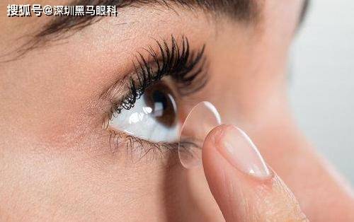 戴隐形眼镜吃烤肉不会直接导致失明,大家该吃吃该喝喝,但是如果烤肉时