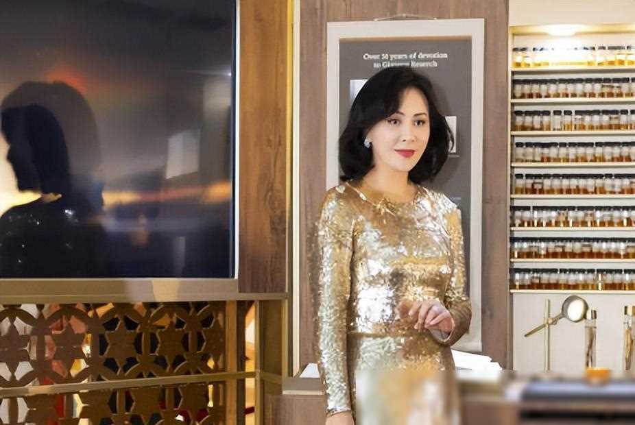 刘嘉玲晨跑曝光真实容颜,引发热议:这谁家老奶奶?