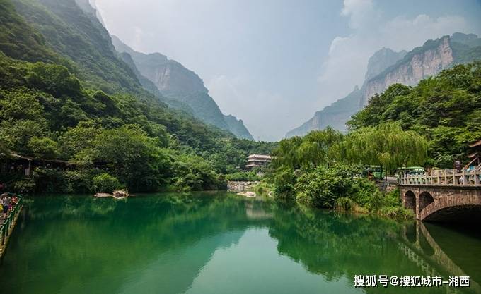 红石林景区我们进入红石林景区里面,看一看青山绿水,依山而建的木栈道