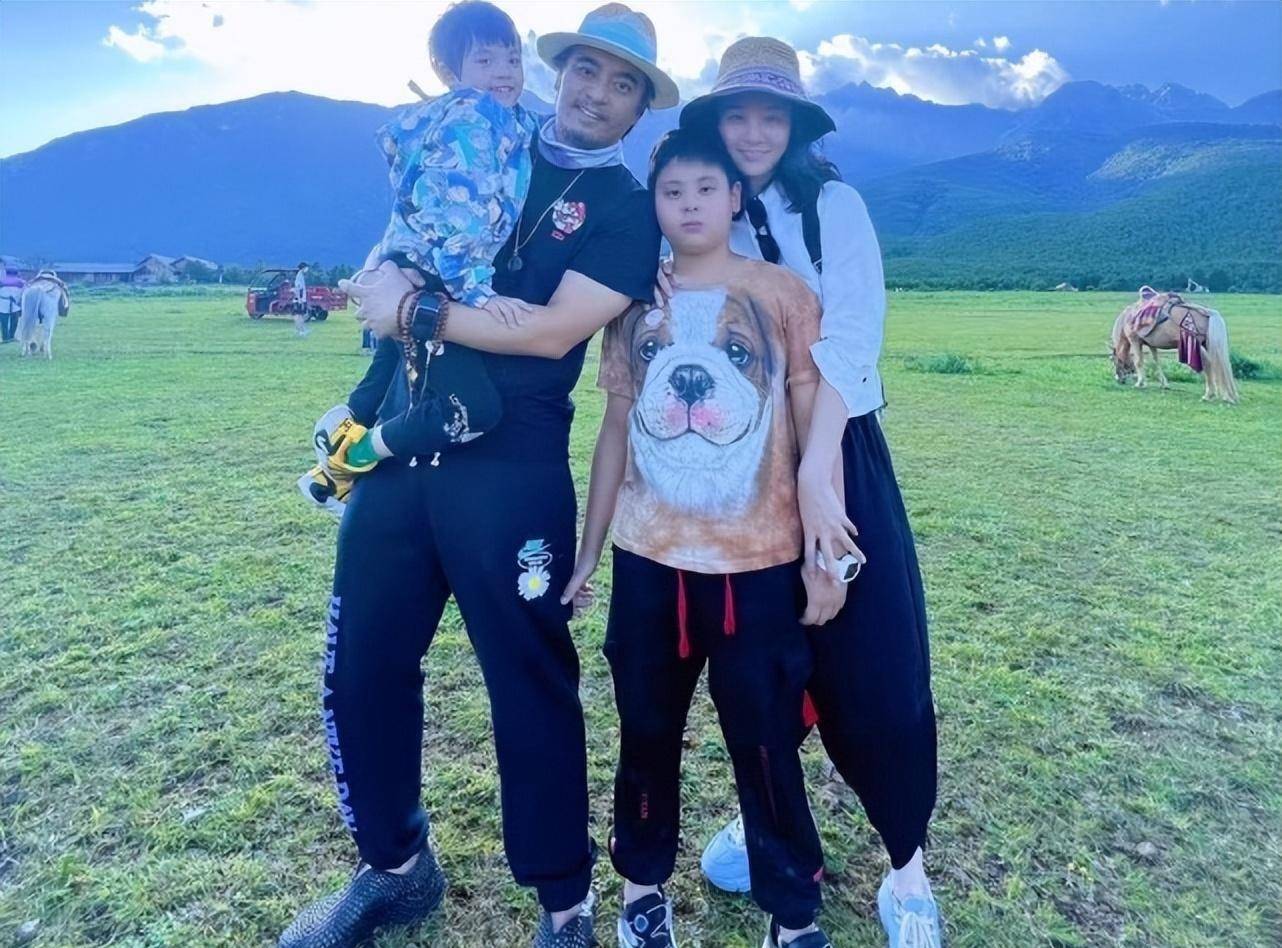 陈龙庆祝领证结婚12年,甜蜜公开与老婆童年照,从小就有夫妻相
