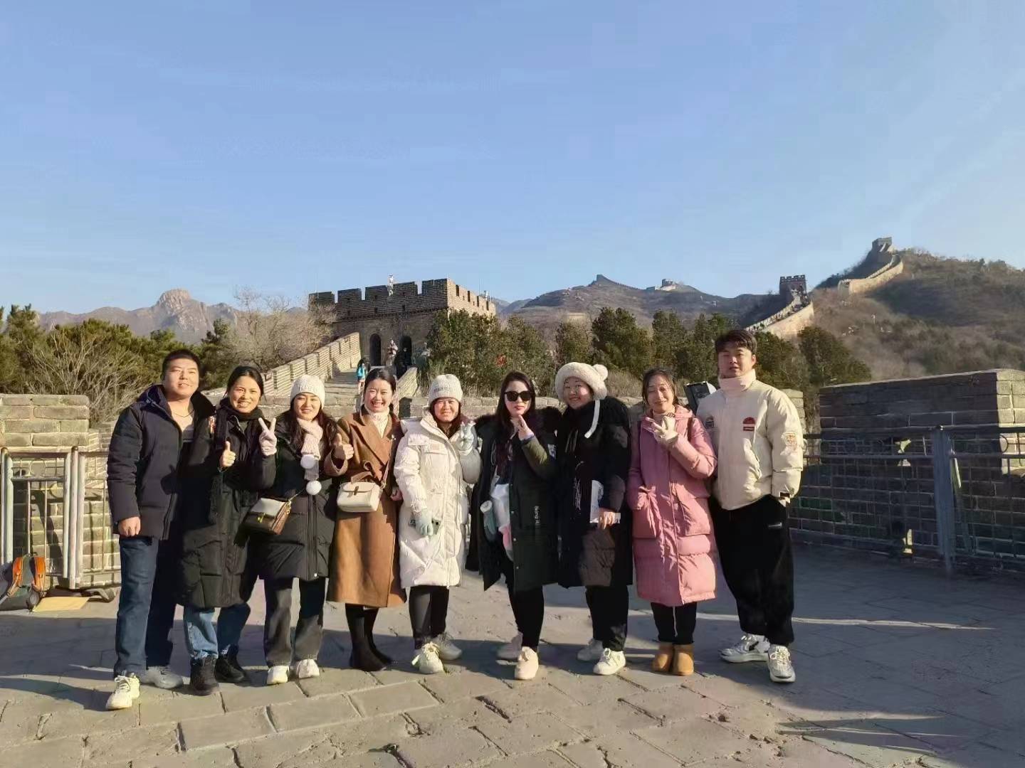 北京的景点门票很便宜,故宫旺季才60元,所有门票加其他费用算500吧.