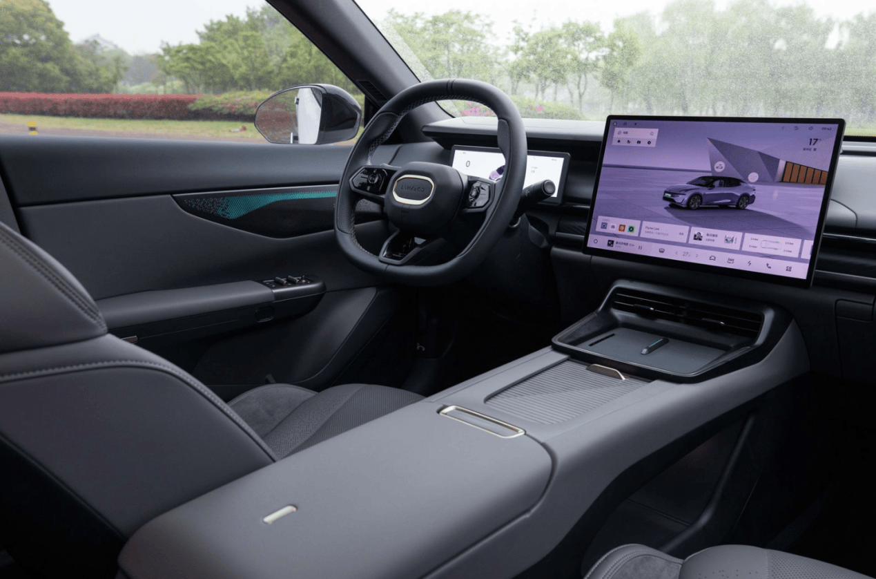 59万内,但领克07 em-p似乎早已预定了"智能王者"之位,搭载了一块15.