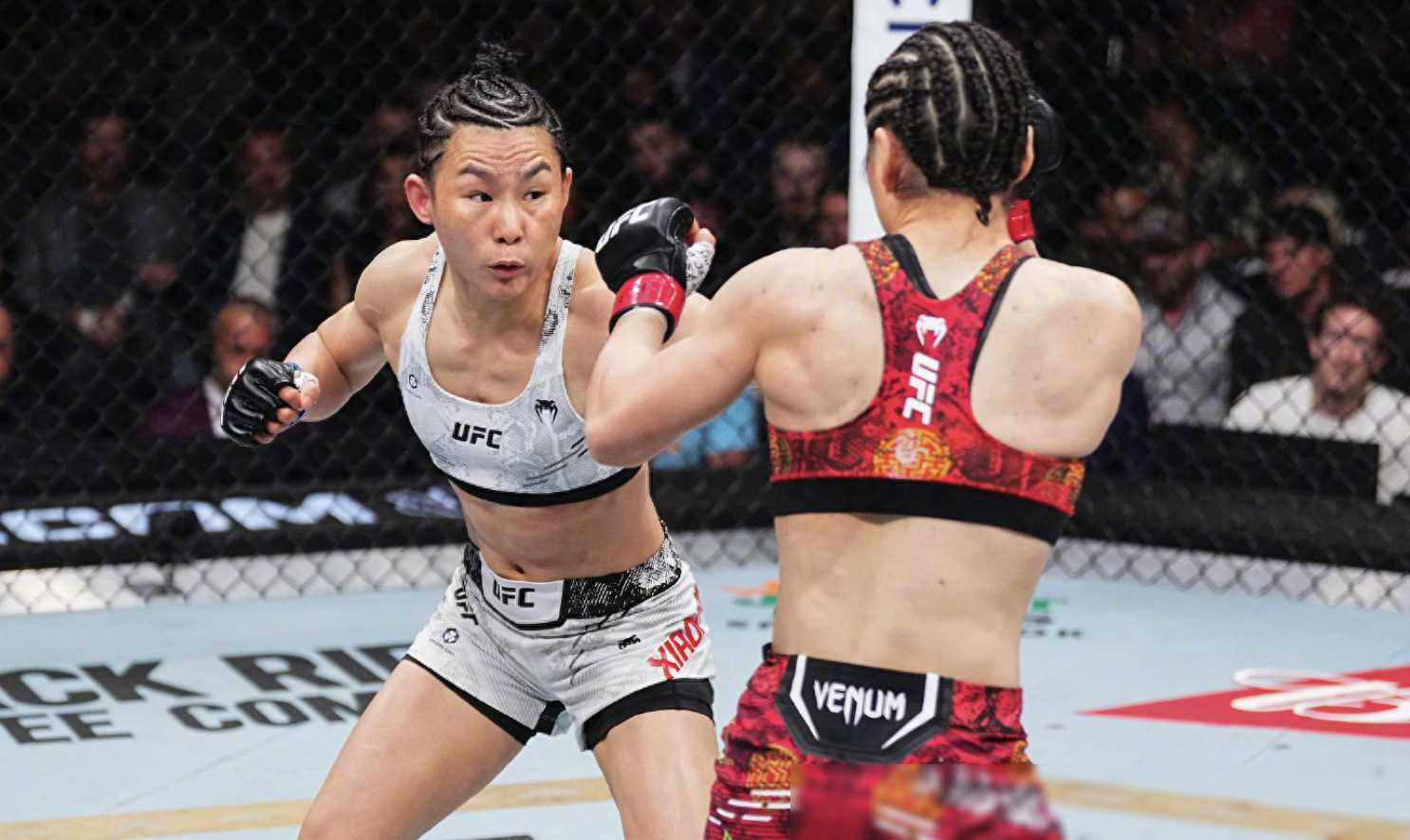 张伟丽卫冕之战：UFC官方回应夺冠不庆祝原因，中国女性地位崛起