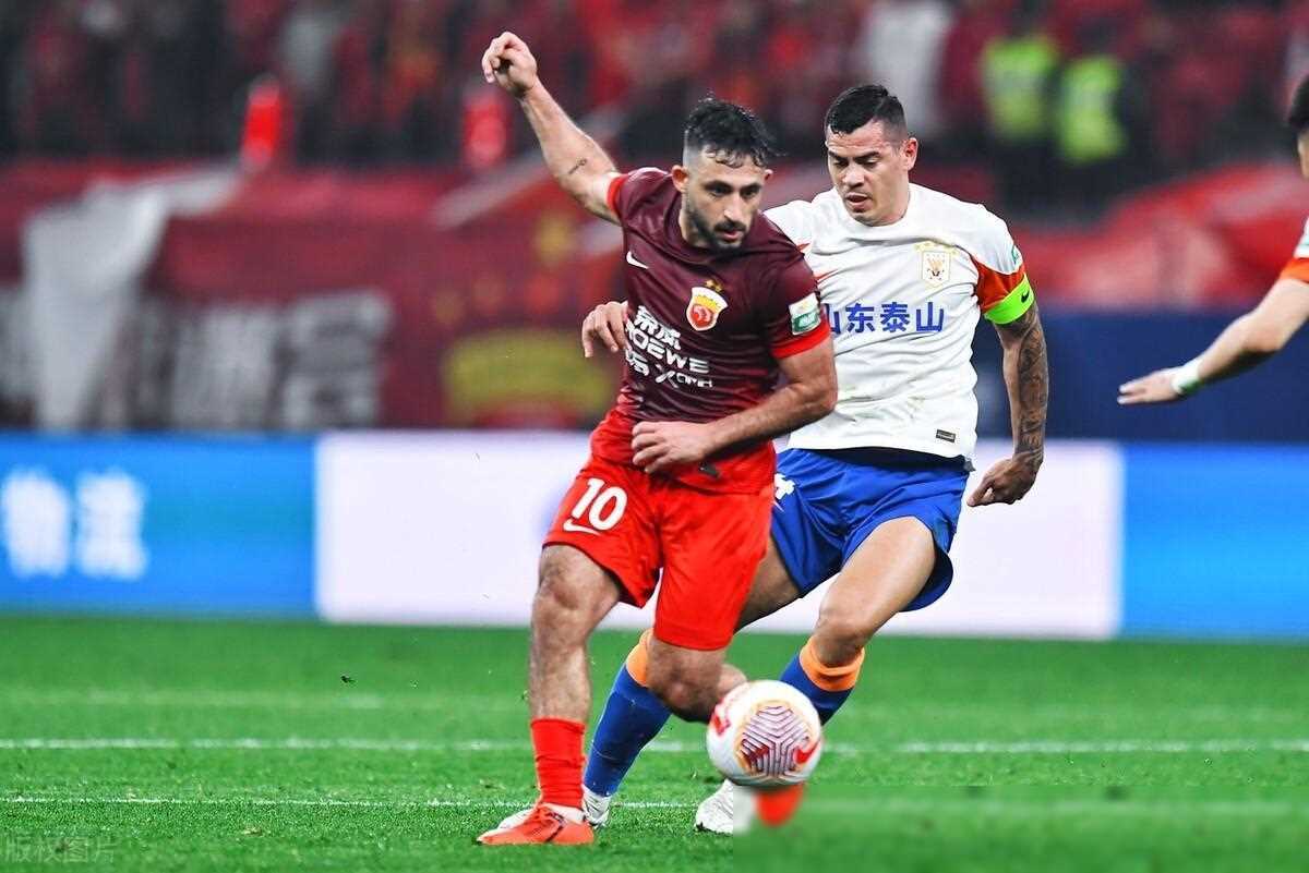 山东泰山队在人员不足的情况下表现尽力,但最终仍然败给了上海海港队