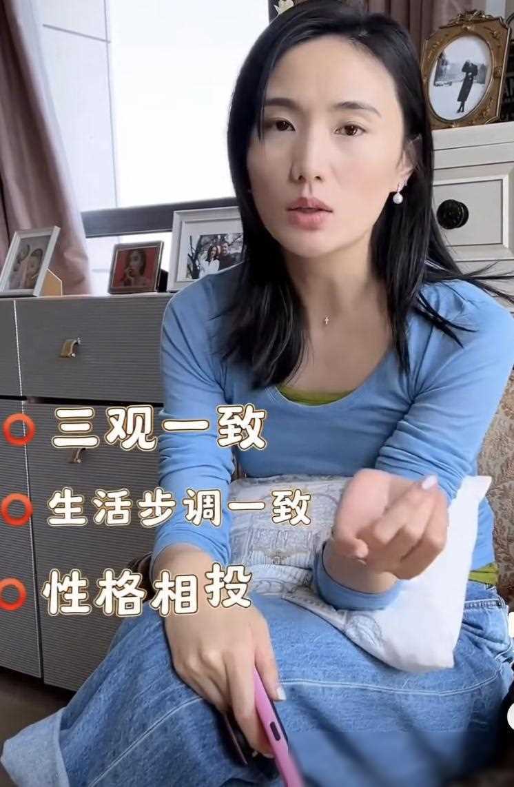 李亚鹏妻子晒全家福,李嫣兔唇已修复,李嫣五官像王菲更多