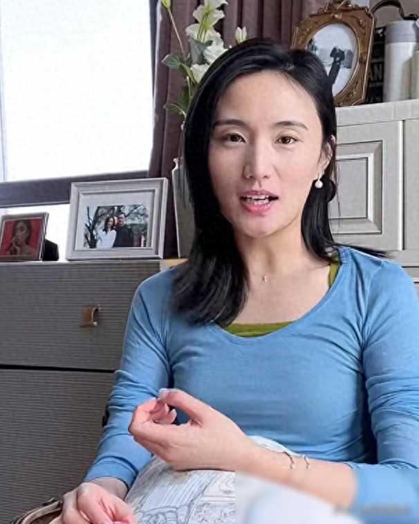 李亚鹏老婆晒与继女合照,关系亲密如姐妹,李嫣时尚照引关注