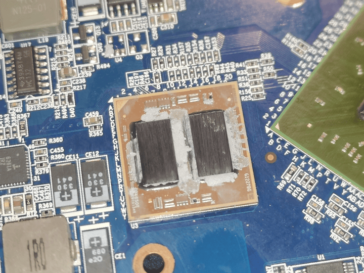 威盛的胶水四核2×via nano x2长这样,根本就不是一个时代的cpu.