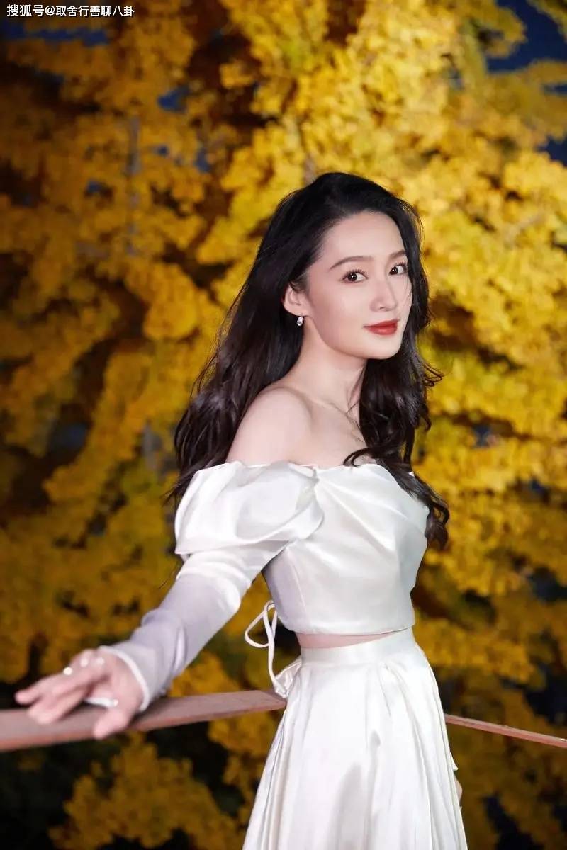 李沁性感写真曝光:穿运动内衣超短款,身材堪称完美,腰间无赘肉