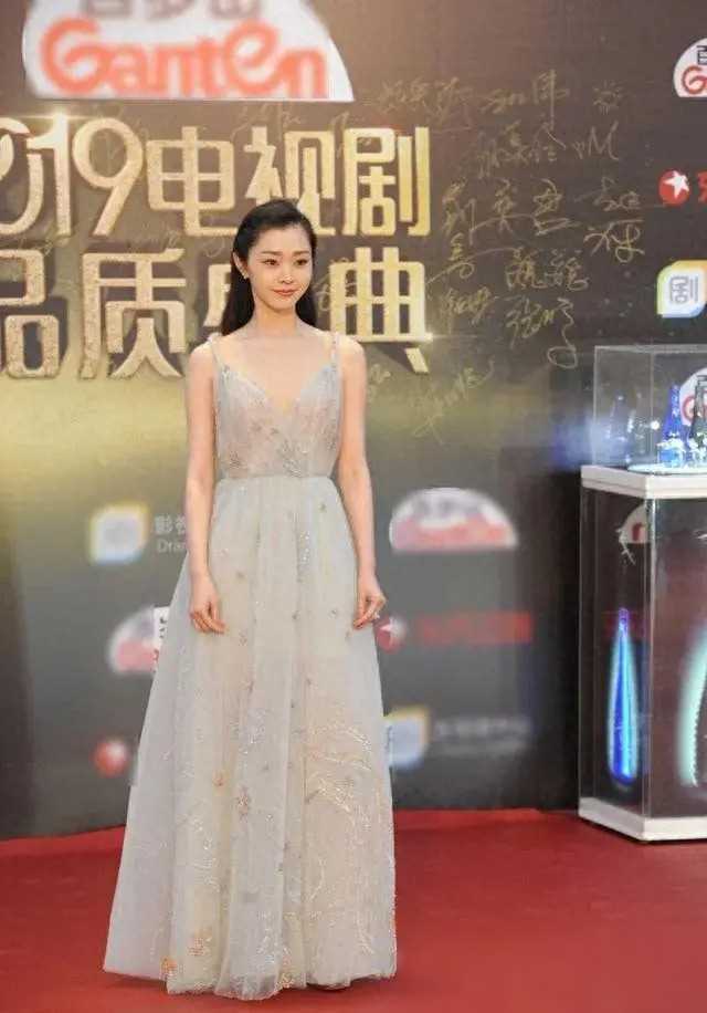 宋轶白敬亭重庆同框,美貌惊艳网络,手机壳暗藏"好命"秘密