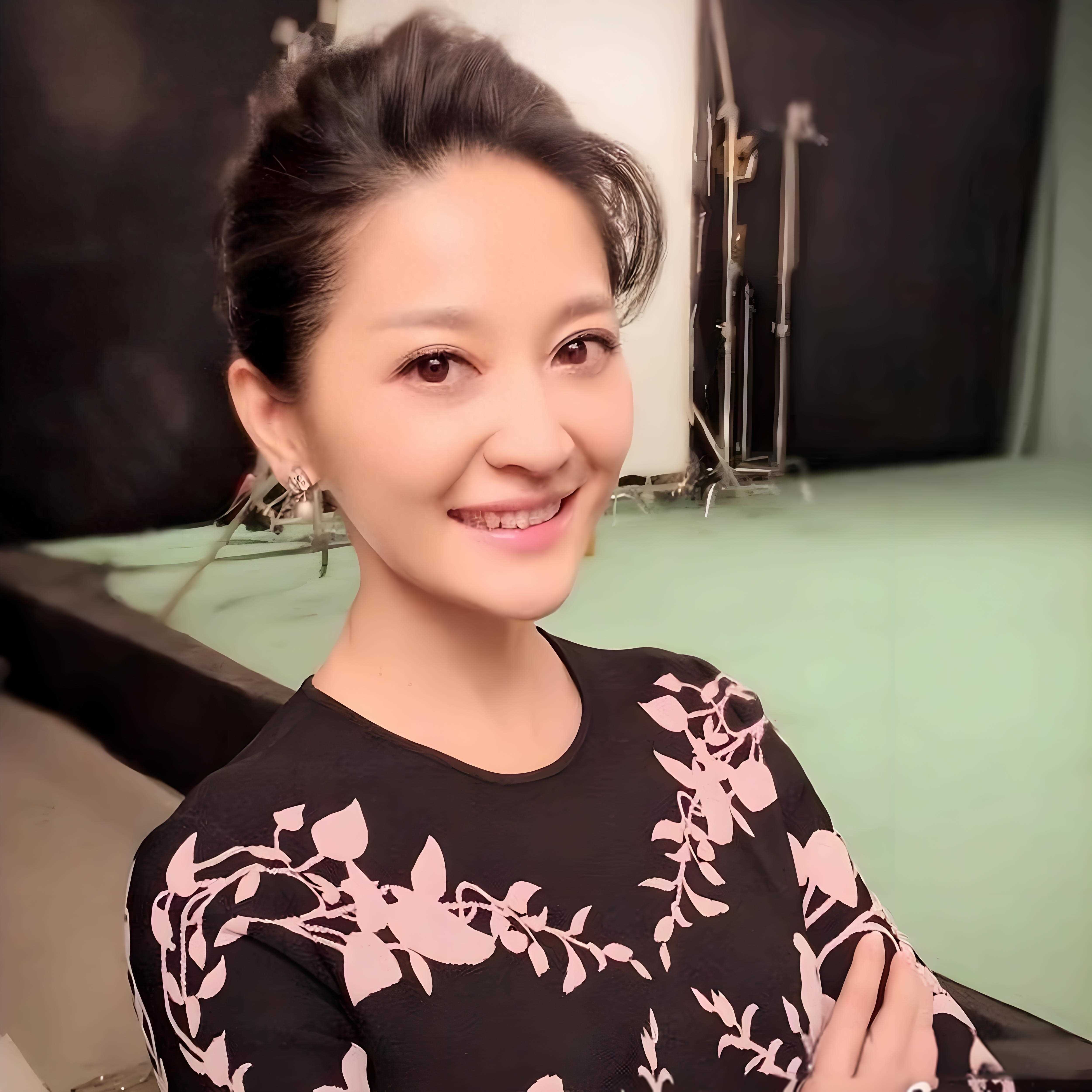 央视女神级财经主持人:她成财经一姐,颜值不输李思思,岁生女_谢颖颖
