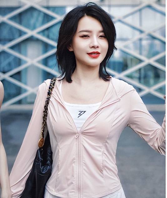 胡彦斌曾经的经纪人吴恙发帖手撕戚薇何洁,网友:不红是有原因的