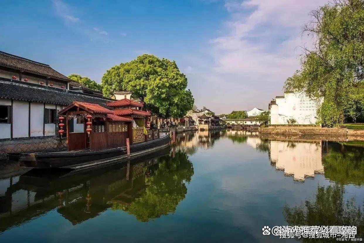 有着古老的建筑,迷人的水景和独特的文化风情;千层塔则是杭州的一处
