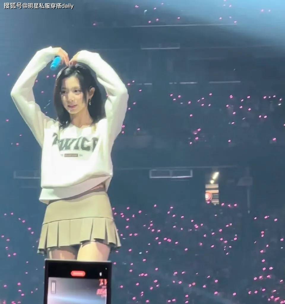 2024年流行"韩系女团风",周子瑜这11套穿搭率性可爱明星范儿足