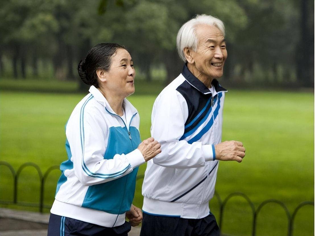 每天饭后散步1次,3年后患癌症?医生叹息:这些老人不该这样做