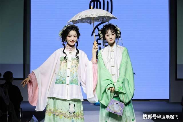 活动现场热闹非凡,身着各式华美汉服的爱好者们纷纷亮相,或如仙子般