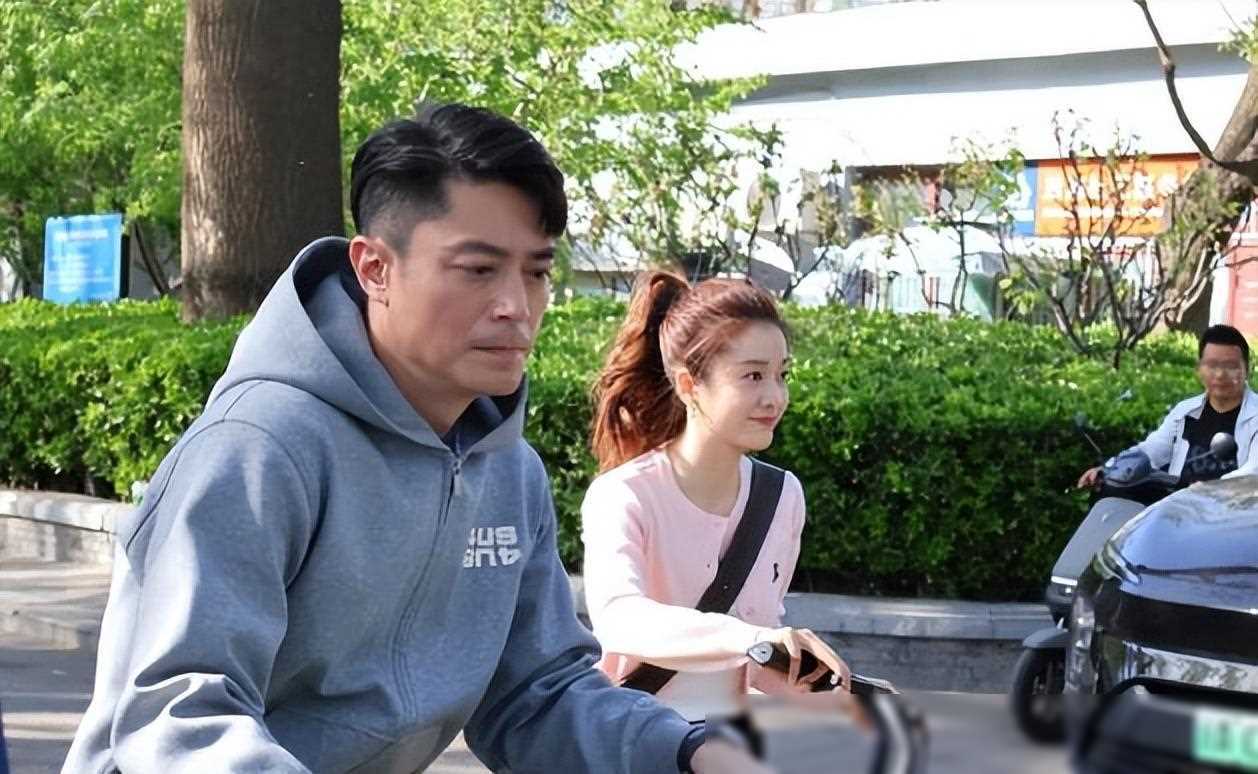 岁霍建华街头悠闲生活,张雪迎搭戏状态赞