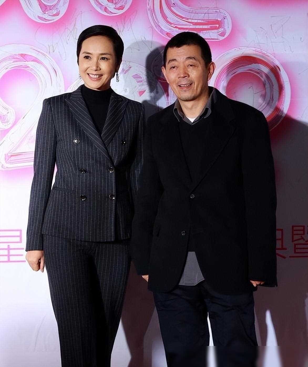 蒋雯丽晒全家游,顾长卫老态尽显,岁蒋雯丽依旧美艳动人