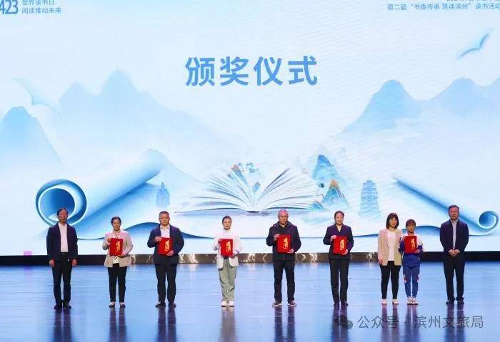 山东新华书店集团有限公司向滨州捐赠图书;殷梅英向滨化集团党委书记