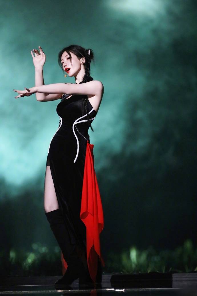 当然,除了舞蹈和造型之外,柳岩在舞台上的表现也是可圈可点.