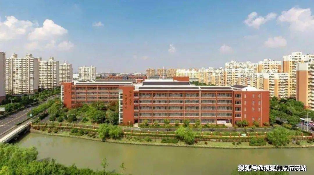 小学,距离本项目500米左右,属于第三梯队也有100年老校之称,顾路中学
