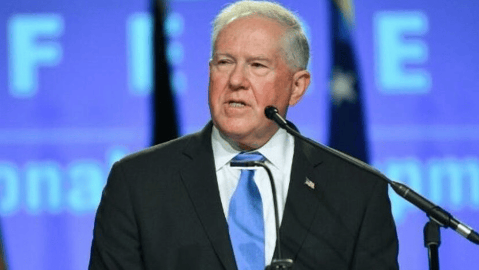 贪污只服美国:一袋衬套卖65万,900倍天价,气得议员杠上空军部长