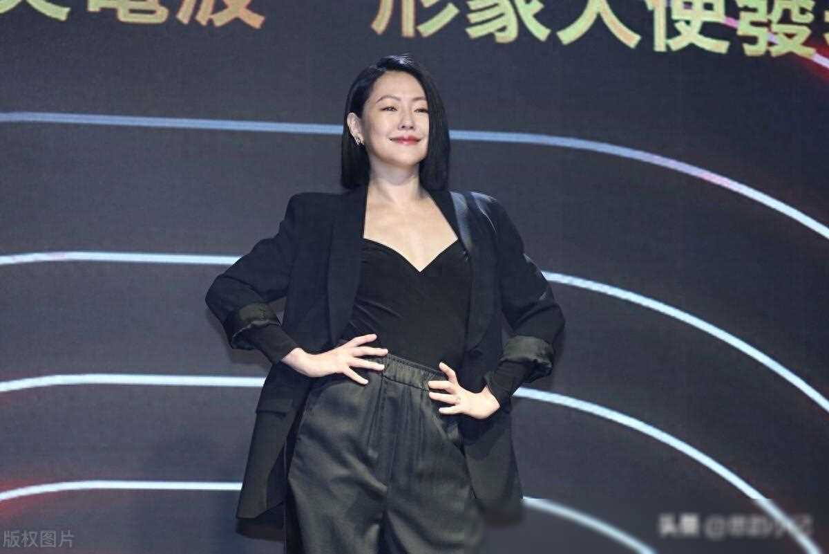 小S争议举动引发关注，街头扒衣赤膊引发热议_情感_事件_行为