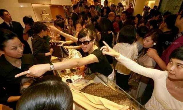   引起 日本大妈到中国旅游，逛超市时却被吓到了:中国人都这么有钱吗？ 