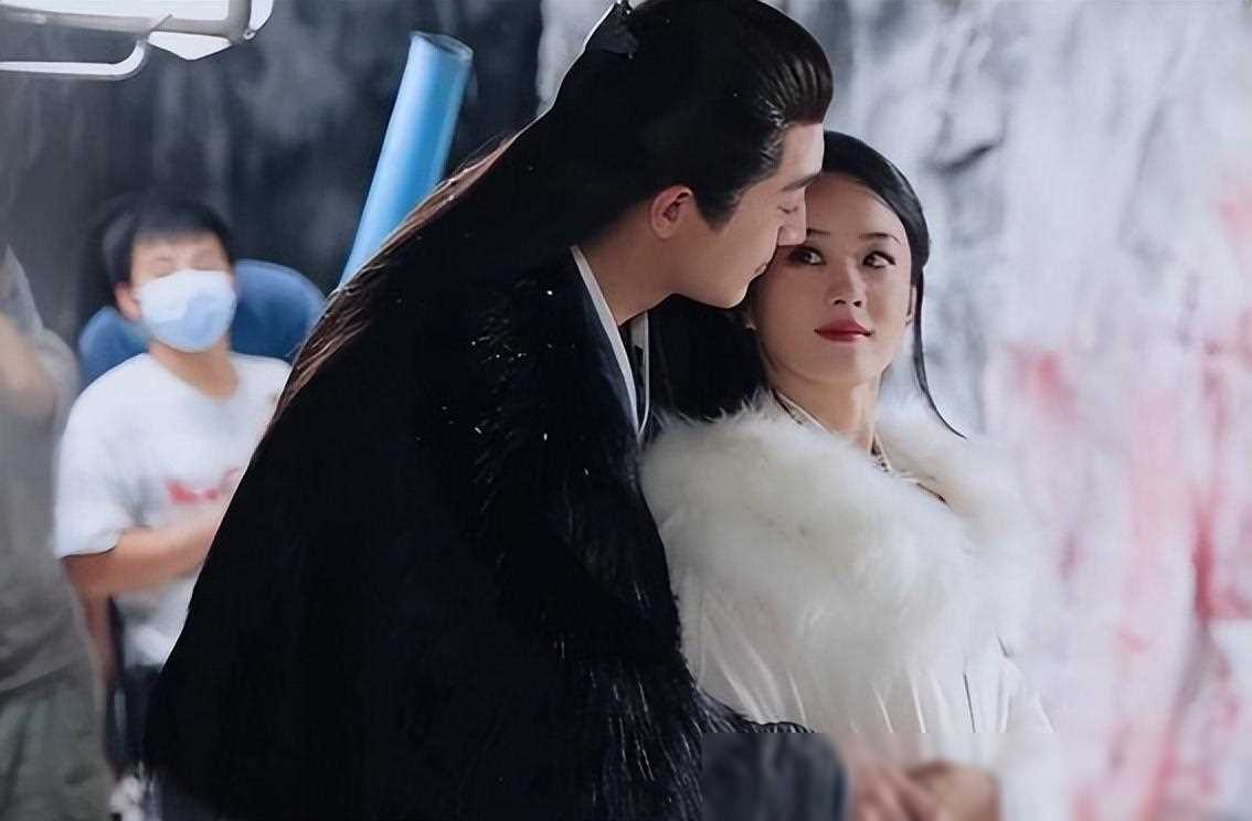 林更新恋情曝光引发粉丝争议,下场回应并安利新剧