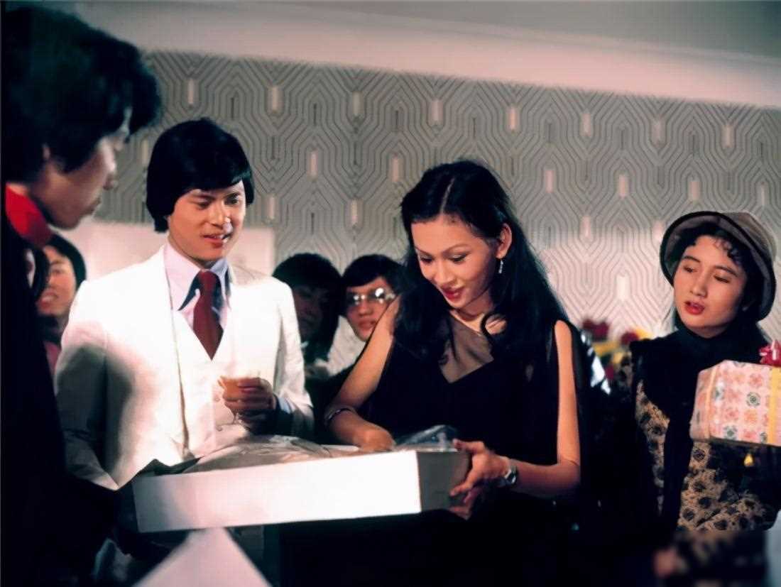 周润发前妻经历二婚老公破产再遭背叛,频频被赶出家门_余安安_生活