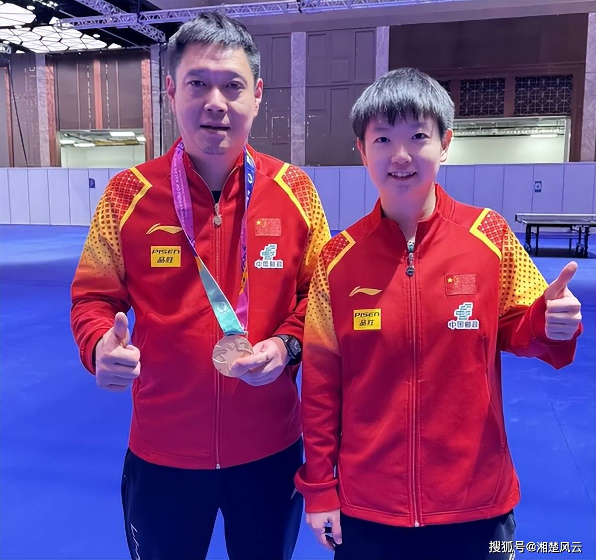 孙颖莎夺世界杯女单冠军,教练员们纷纷祝贺,这是莎局才有的待遇