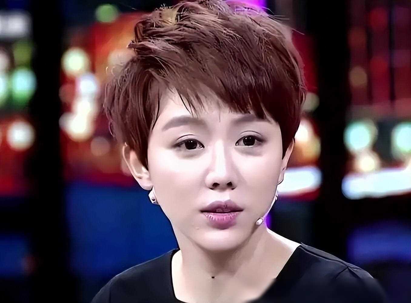 尽管在综艺节目中,大家可能更多地关注姜妍的外在魅力,但她背后的努力