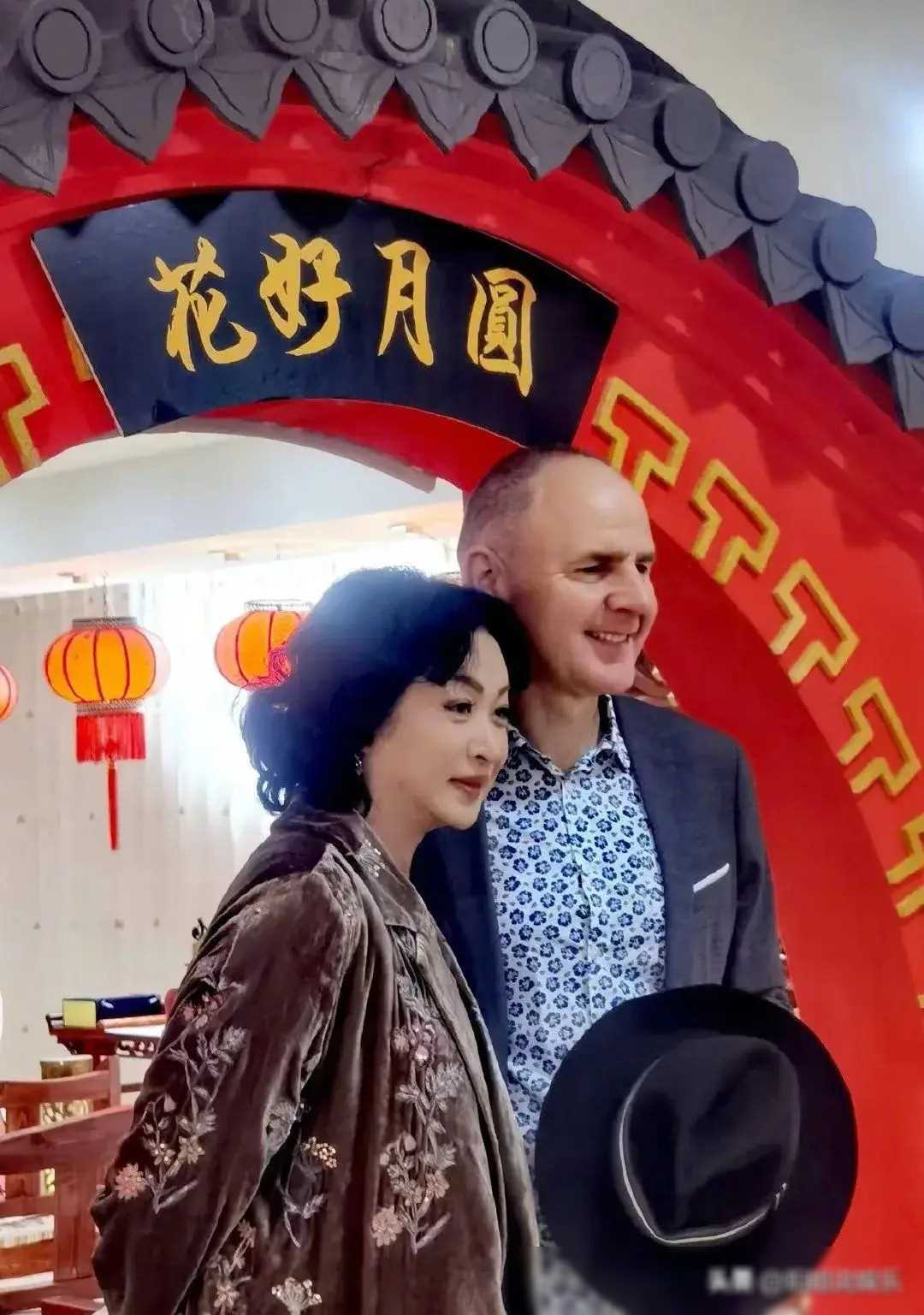 金星岁复婚,与汉斯再度牵手,甜蜜细节让人感动