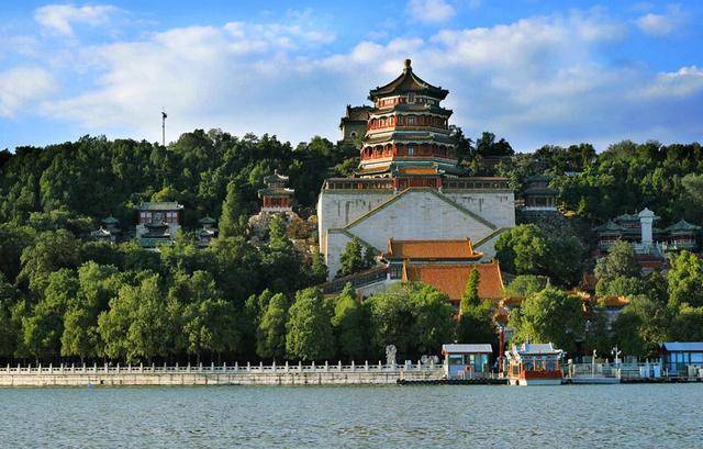十三陵,位于北京市昌平区北部天寿山麓,是明朝13位皇帝的陵寝所在地
