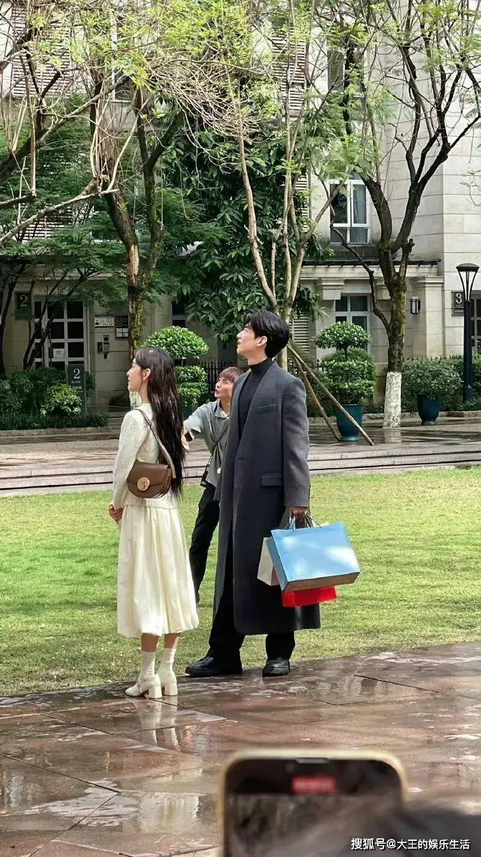 白敬亭章若楠《难哄》同框路透曝光,网友:大事很妙!