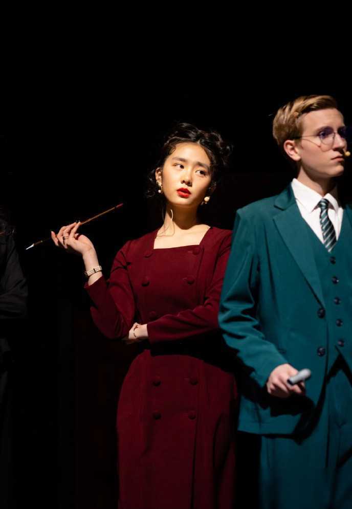 黄磊女儿黄多多舞台剧照片引关注,红裙黑丝扮成熟引