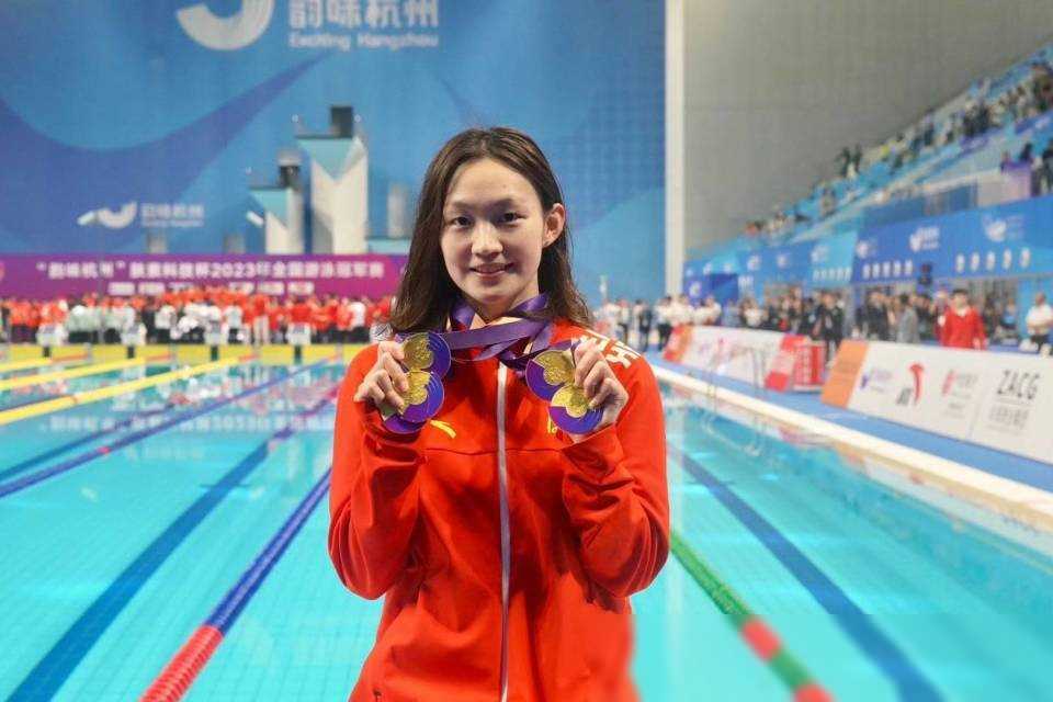 游泳冠军赛:张雨霏生日夺首金,潘展乐入围奥运资格