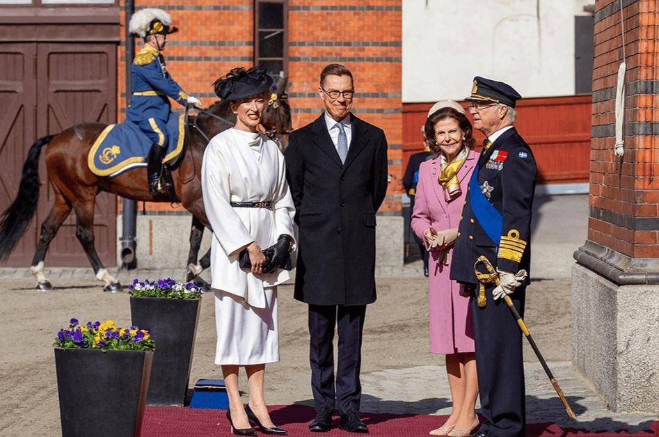 81岁瑞典王后接待芬兰夫人!穿粉色风衣嫩翻,第一夫人白裙超优雅