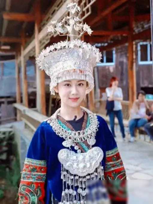 杨紫苗族服饰旧照引发热讨论,肉嘟嘟的脸蛋令人喜爱!