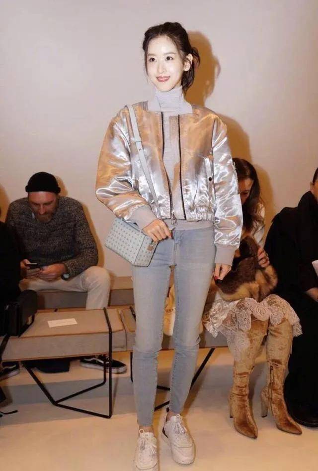 路人拍到章泽天不化妆反倒清纯干净,比很多女明星颜值都高,穿着素雅气