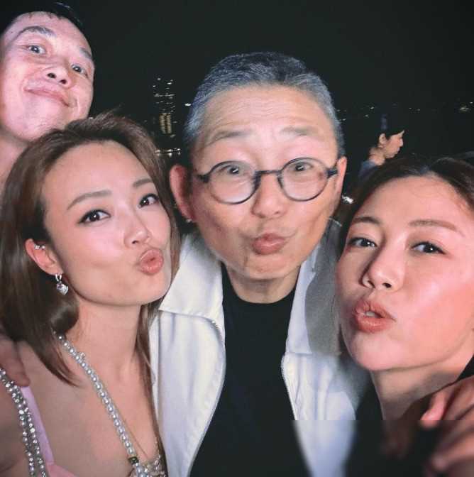 李嘉诚的女友周凯旋罕见亮相,与林青霞合影,手中的戒指十分抢眼.