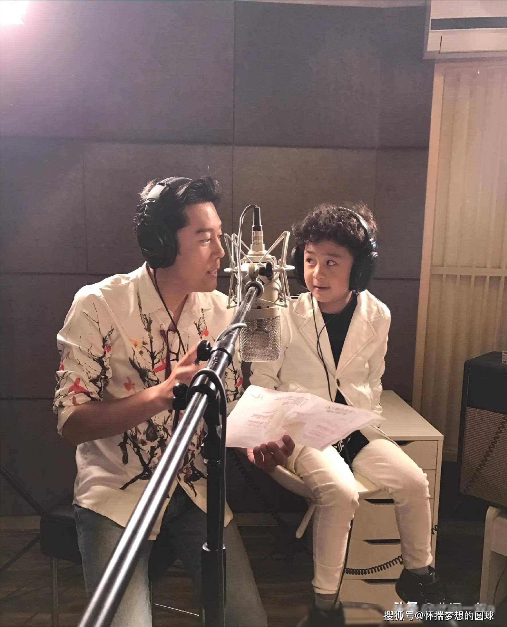 岁蔡国庆为长子庆生,父子同框似兄弟,身高近帅气逼人