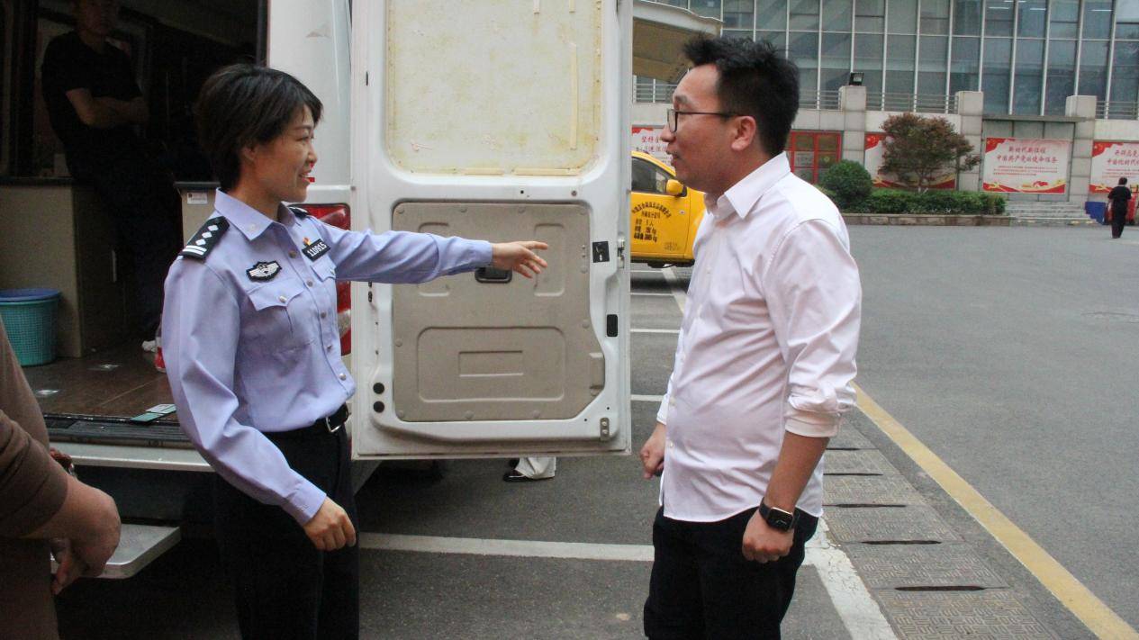 济南联通公司工作人员与交警们热切交流(李剑平 刘璐)