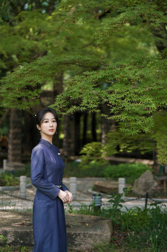 杨紫分享生活美照,甜美可爱宛如初恋,认真研读剧本超敬业