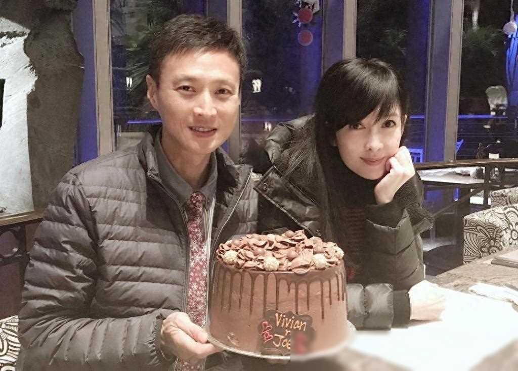 周慧敏与倪震合照打破离婚传闻,夫妻感情甜蜜依偎