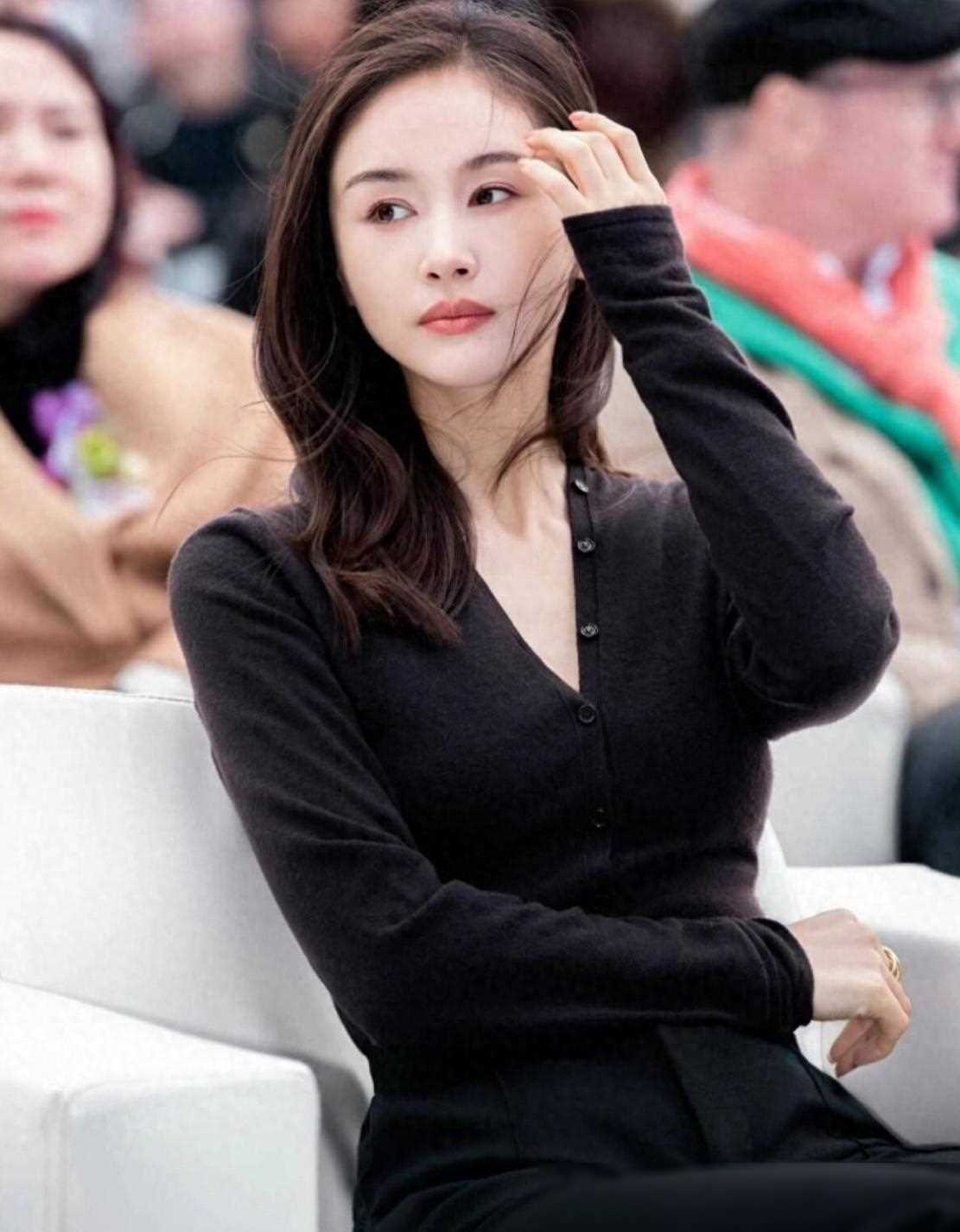 萧亚轩作为一位天后级别的歌手,拥有着出色的歌艺和丰富的舞台经验.